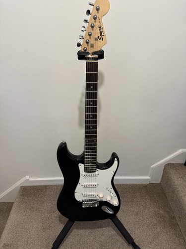 Squier strat black - black, solid