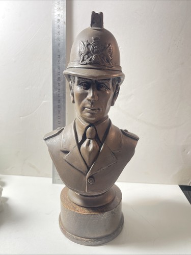 Policeman sculpture by - policeman,