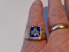 Masonic 9ct Yellow Gold Enamel Swivel Ring inside width approx 2cms