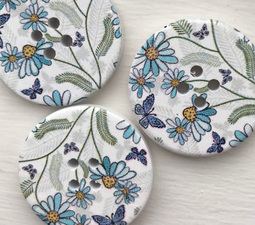 Round wooden buttons - or, 6