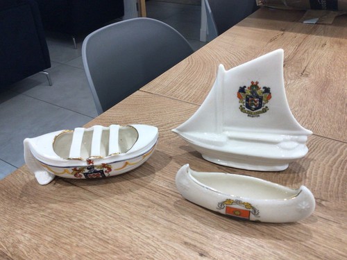 Pieces crested china - 3,