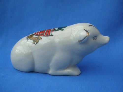 Crested china pig lying - crested, down-