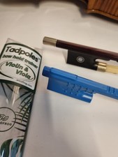 Tadpole bow hold trainer for