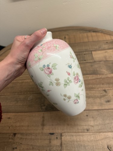 Wedgwood rosehip vase - rosehip,
