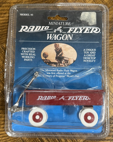 Classic radio flyer - radio, miniature