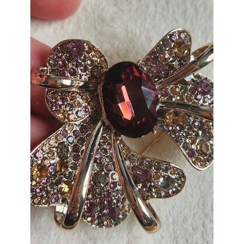 Gold tone bow brooch with - gold-tone,