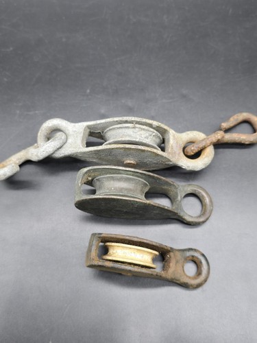 Lot small pulleys old - of,