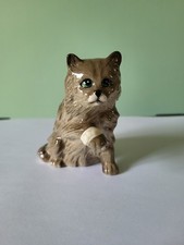 A CUTE ROYAL DOULTON GREY/BROWN "CAT WITH BANDAGED PAW" DA195:  3.5" TALL: VGC