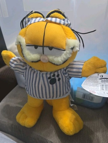 2002 garfield play by - garfield,