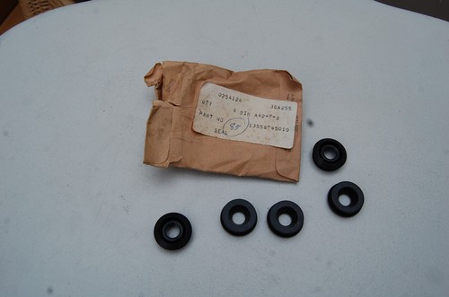 Suzuki gs750 carb side seal - gs750,