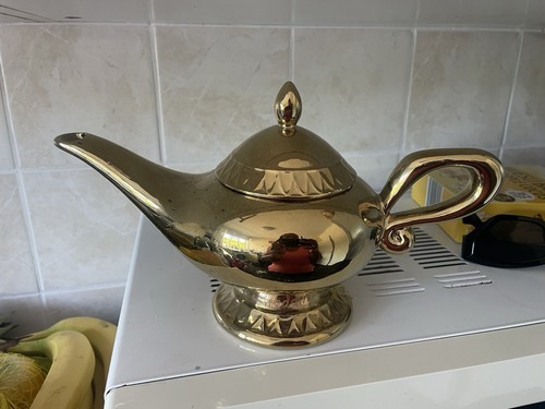 Gold glossy ceramic genie lamp - gold,