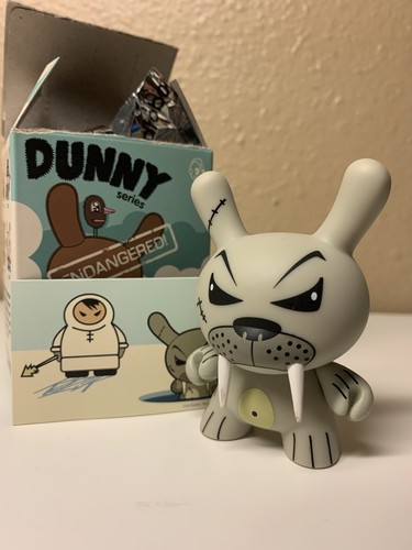 Kidrobot dunny endangered - dunny,