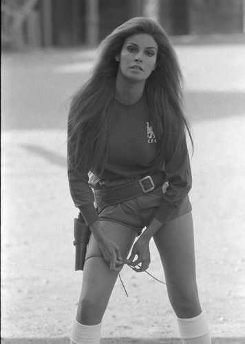Raquel welch glossy photo - welch, 8.5"