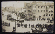RARE 1913 CANADA RP SKEWIS POSTCARD PARADE 1ST AVE SASKATOON OLD CARS SHOPFRONT