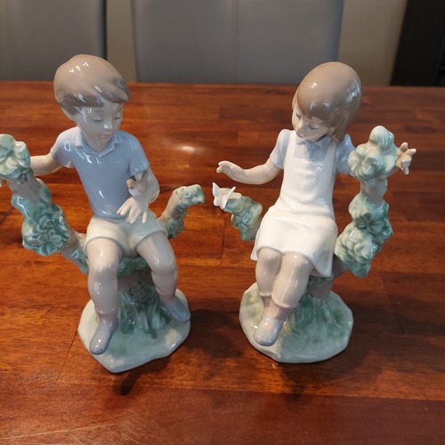 Nao boy sitting tree girl - on,