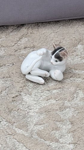Vintage porcelain kitten