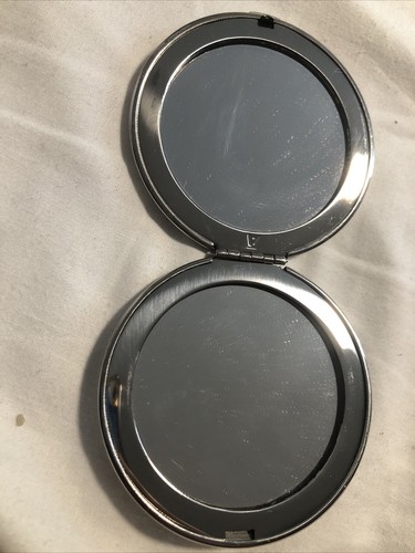 Vintage silver tone compact - silver,