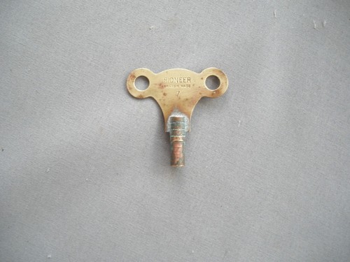 Pioneer brass clock - , key