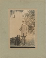 FLAT COATED RETRIEVER DOG GAMEKEEPER WITH GUN  ANTIQUE PHOTO MOUNTED ON BOARD