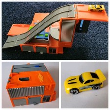 Micromachines 2020 Expanding Playset Tuner Garage inc Exclusive Playset Vehicle