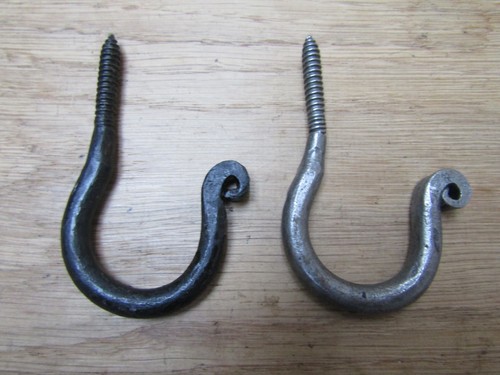 Pack screw in ceiling - of,