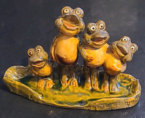 Four frogs singing lily - four,