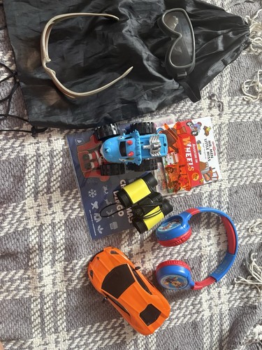 Bundle toys and accessories - of,