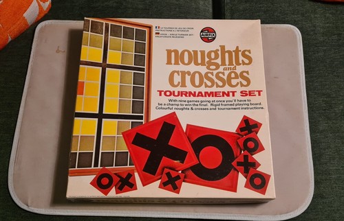 Airfix noughts and crosses - noughts,