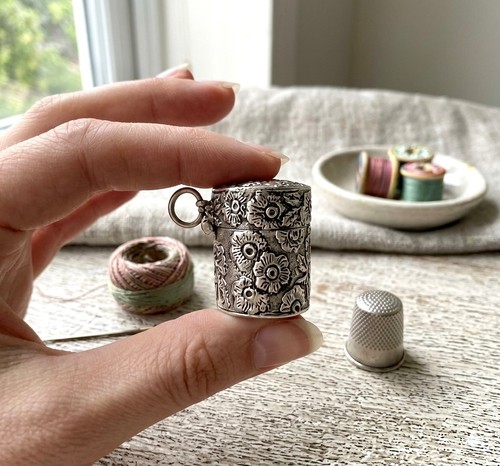 Thimble case silver repousse - |,