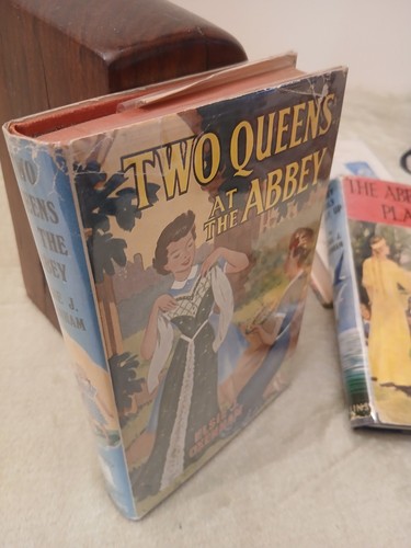 Two queens the abbey - two,