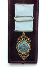 A  SILVER VICTORIAN  (1875)