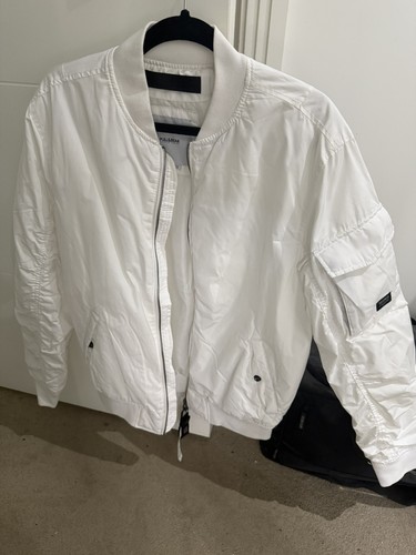 Men pull bear white - pull,
