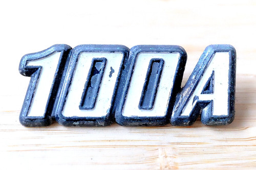 100a white black car badge - black,