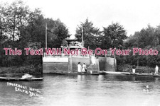 MI 2564 - Houseboat Hotel, Eel