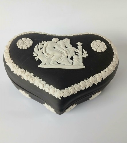 Wedgwood black jasper heart - black,