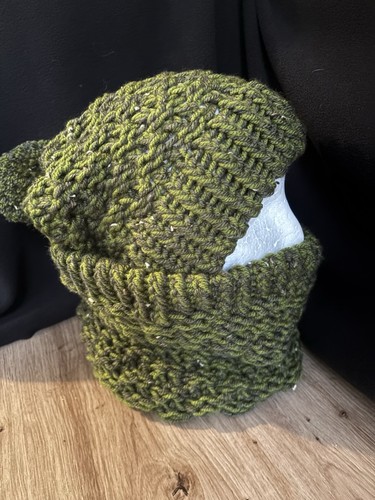 Handmade hat with pom - with,