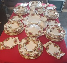 Royal Albert Old Country Roses 6 place dinner service. in beautiful condition. 