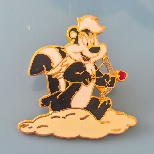 Pepe pew pin badge - le,