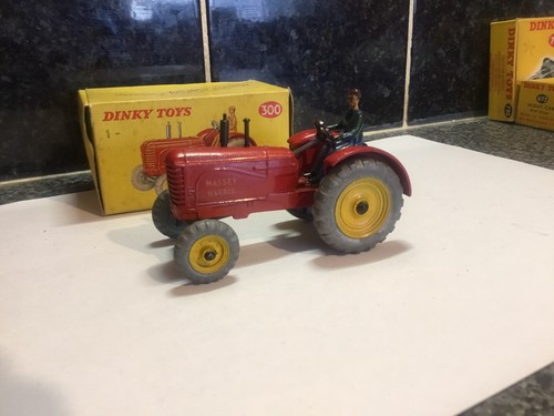 Dinky toys 300 - massey, harris
