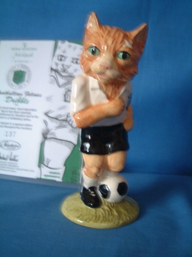 Beswick footballing felines - footballing, **