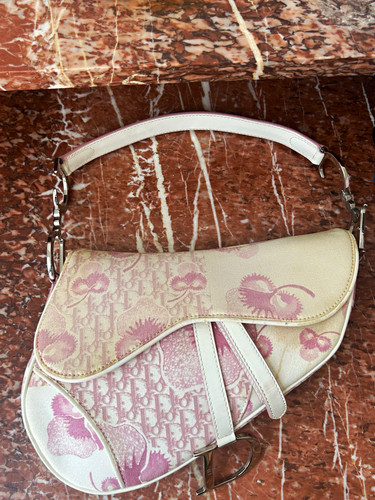 Dior saddle cherry - saddle, blossoms