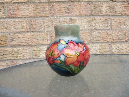 Moorcroft freesia pattern vase - moorcroft,