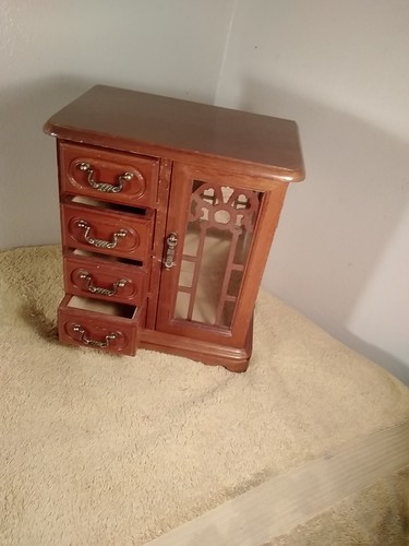 Pick medium jewerly box - medium,