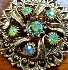 vintage 1950s AB green rhinestone circle flower gold tone brooch -644