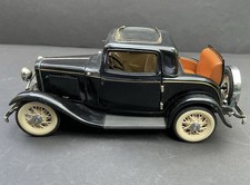 Franklin Mint 1:24 diecast scale model 1932 Ford Deuce Coupe (with paperwork)