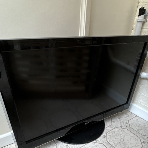 Black tv - lg, 42”
