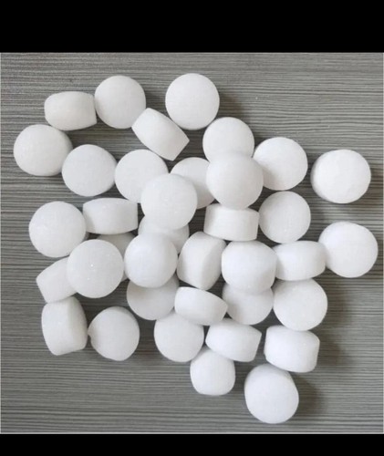 Natural moth balls - -,
