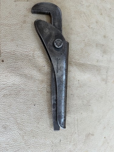 Footprint pipe wrench - , grips