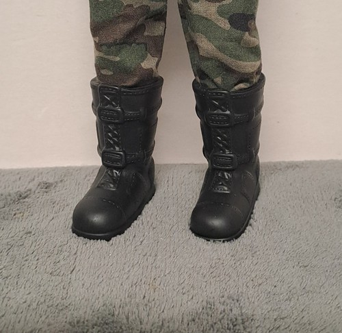 Scale black boots to - 1/6,