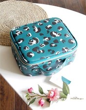 Faux leather Tili makeup